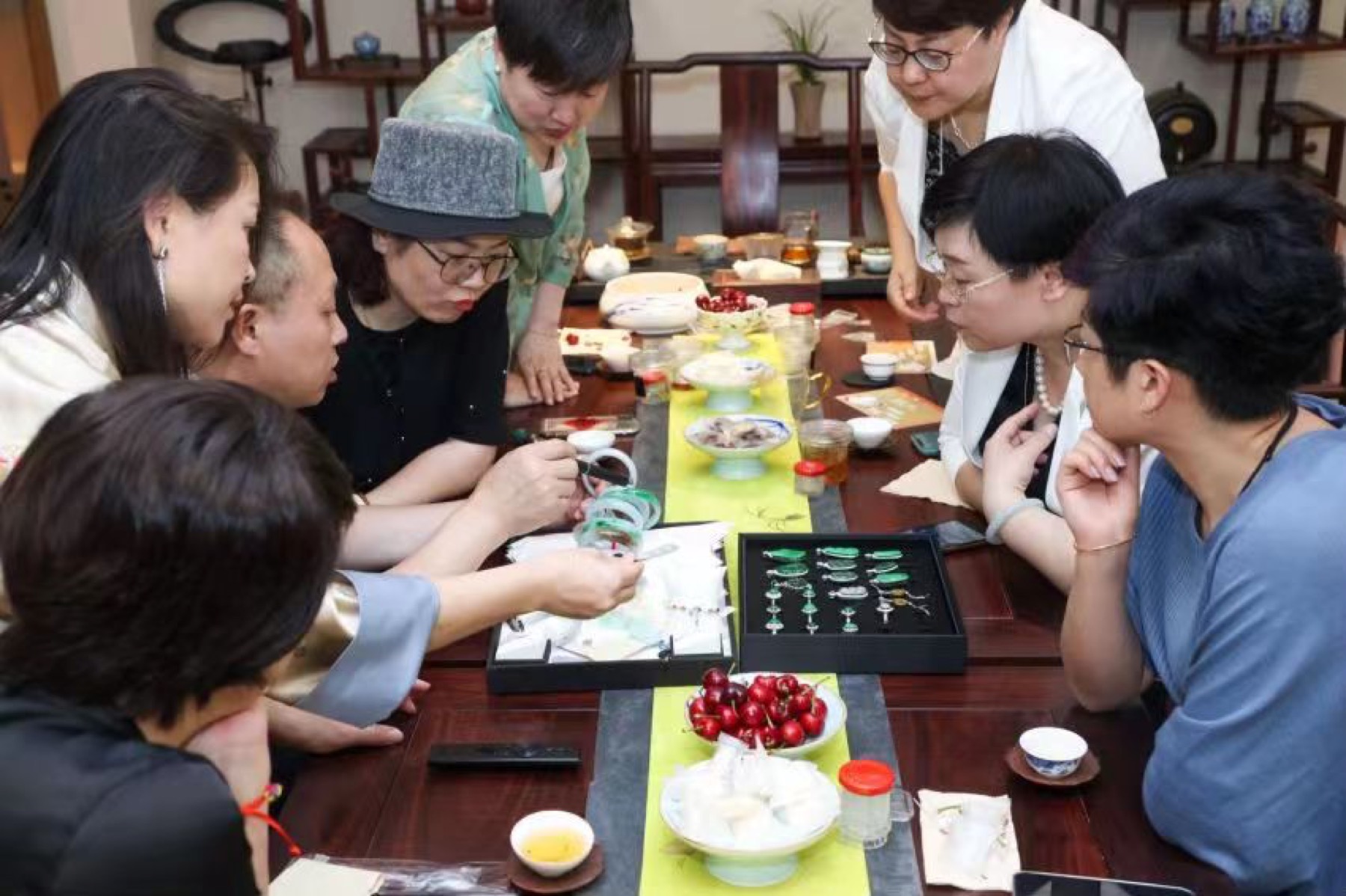 缘与翠多人到店看货场景